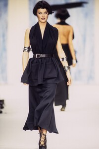 1604269089_JinAbe1993WomenRTW65.thumb.jpg.755088f8cf8e52875965047e8164a216.jpg