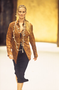 1623618753_RifatOzbek1993WomenRTW16.thumb.jpg.4c9129041225357302a39073b2556a65.jpg