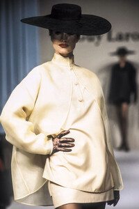 1625310477_GuyLaroche1994HauteCouture50.thumb.jpg.79c80ab222a33a17ee8e2bdd60a84675.jpg