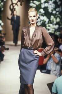 1630958261_YvesSaintLaurent1995HauteCouture61.thumb.jpg.b1126480430294afec732c5328815ec3.jpg