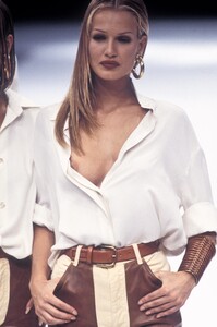 163433640_GianfrancoFerre1993WomenRTW62.thumb.jpg.e3162f1ff8e139c9dfa28b2a9ae27f8f.jpg