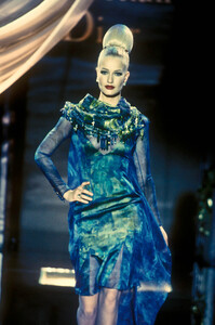 1648925578_ChristianDior1995HauteCouture125.thumb.jpg.c3ae2adffd3cb80b6e7b6b04bf746b61.jpg