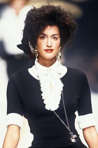 1653429808_VivienneWestwood1995WomenRTW4.thumb.jpg.e16d493d6195151fa3a5fc4c421ce6df.jpg