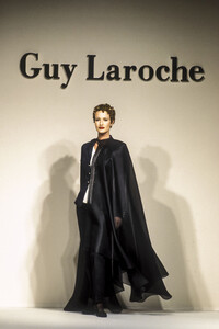 1663265251_GuyLaroche1994HauteCouture45.thumb.jpg.1cdffecf68cf2bf73d3538bb00edba1d.jpg