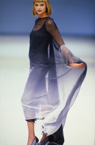 1667419376_gianfranco-ferre-fw-1994(13).thumb.jpg.e84c36a4f76452ae73e559d5c4f10d18.jpg