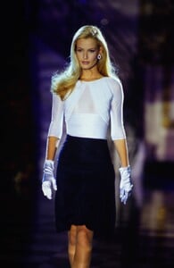 1672652033_atelier-versace-ss-1995(11).thumb.jpg.1473cf42ff9c69c69cb929192b92a9ad.jpg