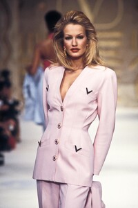 1675894173_Valentino1993WomenRTW74.thumb.jpg.a6247965179f148dcf55b5355de087ee.jpg