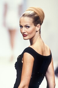 1682217341_HerveLeger1994WomenRTW51.thumb.jpg.3b357c69a1c9ad289fc8dabb3433e55d.jpg