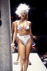 1685668338_Fendi1993WomenRTW83.thumb.jpg.a589e37dda6fdc756fb8b397b40c3ea7.jpg