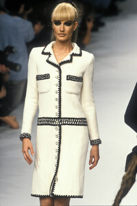 1699760875_Chanel1995HauteCouture11.thumb.jpg.a5b450c79f7ceee7a29d697fedd45b53.jpg