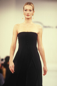 1708862731_OscardeLaRentaSpring19945.thumb.jpg.e336f20f23f1683812208e7eca54d02a.jpg
