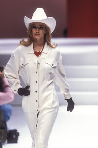 1717067129_LauraBiagiotti1992WomenRTW38.thumb.jpg.0b55c2d6b861a398211c23b463ebe8e8.jpg