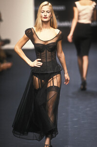 1729111026_ChantalThomass1995WomenRTW104.thumb.jpg.2e2cf0db0ce4af6569470b58a83065f6.jpg