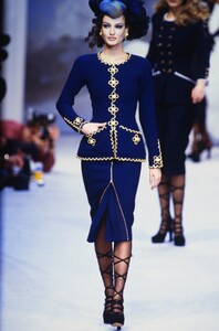 1735593490_chanel-hc-ss-1992(2).thumb.jpg.223a6db94a41cf6997e288204c2411a1.jpg