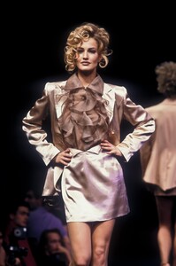 1739803025_MartineSitbon1992WomenRTW5.thumb.jpg.32cc610c6e0a39c7b8b568310c26f1d6.jpg