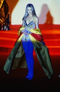 1743417552_versace-hc-fw-1991(10).thumb.jpg.1ebc79a578ea752fd841c3e0bcb732f1.jpg