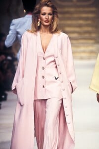 1753173957_Valentino1993WomenRTW73.thumb.jpg.e2283c7f80054ee832cecbab59a12df5.jpg