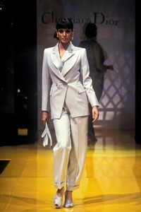 1753399392_ChristianDior1995HauteCouture15.thumb.jpg.ebc3155d0c4a691da474ab206d36dcc0.jpg