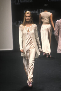1753755168_ChantalThomass1995WomenRTW115.thumb.jpg.859511249847db1fc76e146f88fad291.jpg
