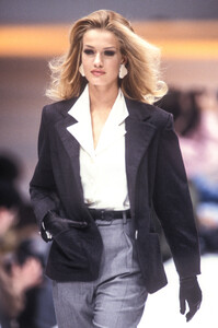 1760388028_LauraBiagiotti1992WomenRTW35.thumb.jpg.01b05ac7ebc874bc444b31828e673363.jpg
