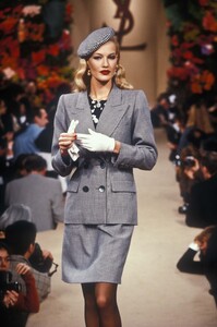 1765756860_YvesSaintLaurent1995HauteCouture41.thumb.jpg.e18919f6df75628fe4afca3da0c9978c.jpg