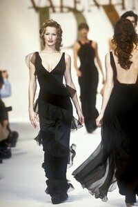 1769595479_Valentino1993WomenRTW127.thumb.jpg.18963e57648e17f0fd4a18b5aa9c0ec8.jpg