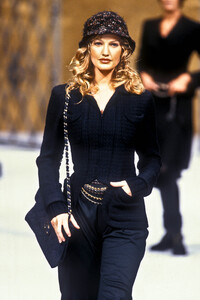 17953717_Chanel1993HauteCouture120.thumb.jpg.66f32ba8e5b01b318cc23511a32f55a4.jpg