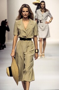 180096498_Givenchy1993WomenRTW60.thumb.jpg.3a7215fc0215c683c6c79738dd6f01b5.jpg