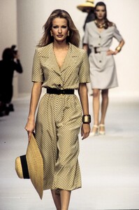 180096498_Givenchy1993WomenRTW60.thumb.jpg.3a7215fc0215c683c6c79738dd6f01b5.jpg