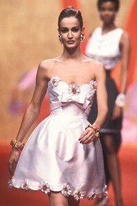 1801309582_Valentino1991HauteCouture48.thumb.jpg.7f68a504108906afc68424423d818792.jpg