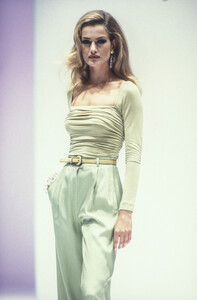 1820469900_SalvatoreFerragamo1992WomenRTW53.thumb.jpg.84fae4fd13c30c999c0b405545a0e144.jpg