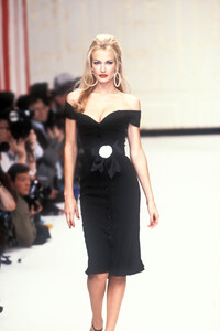 1822914240_Chanel1995HauteCouture58.thumb.jpg.76914bf8a108a6254b0e8c7f0990fb4a.jpg