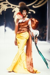 1829430939_VivienneWestwood1995WomenRTW211.thumb.jpg.d925fcf468c1eb57a7eabb5f399d92e9.jpg