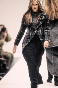 1833297552_GaetanoNavarra1993WomenRTW23.thumb.jpg.a26f48e68c005ca227159e5f6b74e1b2.jpg