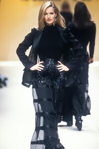 1837002428_Valentino1992WomenRTW126.thumb.jpg.dd9a6d46833affa290377a715de5da5f.jpg