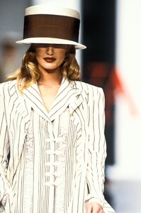 1869266482_Valentino1994WomenRTW98.thumb.jpg.68187747595607dd6ca434fb36d9d1fc.jpg