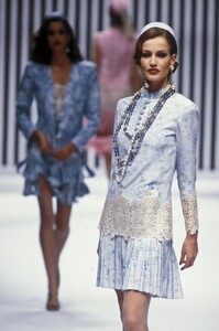 1873993944_Valentino1992HauteCouture19.thumb.jpg.15f09f86755bfc8d107b10eacc681800.jpg