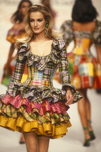 1876321234_OscardeLaRentaSpring19924.thumb.jpg.fb8a40e47593e4d5fd3bc68cab922dd9.jpg