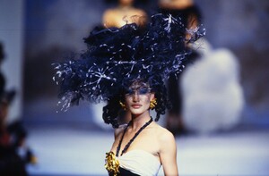 1879241428_chanel-hc-ss-1992(26).thumb.jpg.c272e76c7c2aff7f9aae72655b97a9b0.jpg