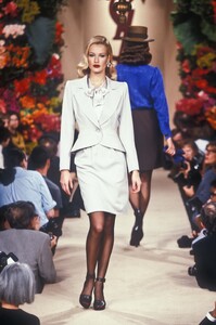 1883752873_YvesSaintLaurent1995HauteCouture7.thumb.jpg.430382403ef228394c13fb9b08152edc.jpg