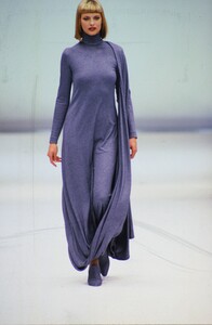 1885749422_gianfranco-ferre-fw-1994(17).thumb.jpg.adf4321782782d6216eb863685b52e3d.jpg