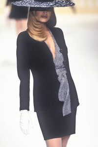 1885912291_PierreBalmainHauteCoutureSpring19942.thumb.jpg.dd9b9bc368d9baa58825664dab45883a.jpg