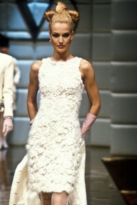 1894112116_Valentino1995HauteCouture46.thumb.jpg.0ce52a0af8c982063583eec9dcf0e806.jpg