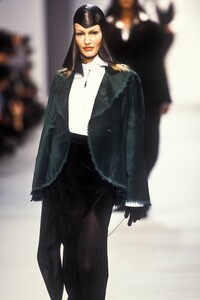 1916222472_KarlLagerfeld1993WomenRTW2.thumb.jpg.a8e2d41830e4c6dcdfda2c372f0bd2be.jpg