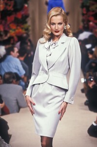 1922401_YvesSaintLaurent1995HauteCouture8.thumb.jpg.3d227d98131018ee05583d5530b75e09.jpg