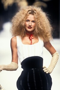1924448942_VivienneWestwood1995WomenRTW36.thumb.jpg.20e0a53f3187d0360561a7a0c64fdab1.jpg