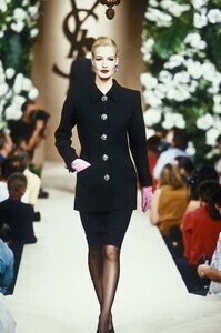 1953153624_YvesSaintLaurent1995HauteCouture3.thumb.jpg.6b8475e4e55c19f56f2b646970d015a2.jpg