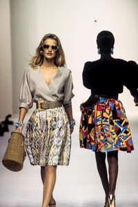 1955362567_Givenchy1993WomenRTW1.thumb.jpg.ba94315df80b82e0684aa6ca71d27f84.jpg