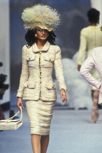 196999599_Chanel1992HauteCouture14.thumb.jpg.8a61fe577472a018959fbf5b1f7ec53b.jpg