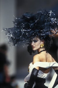 197052277_Chanel1992HauteCouture136.thumb.jpg.78747f5a42e14ef910bfa23ad06e9fe1.jpg